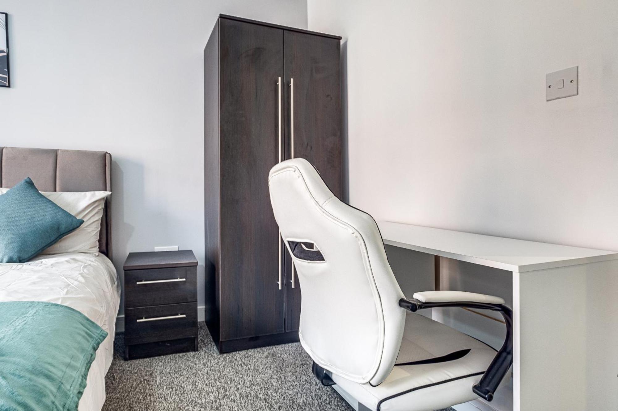 City Centre Emerald Escape - Sleeps-6, 2Beds & 2Baths , Netflix , Free Internet Birmingham Exterior photo